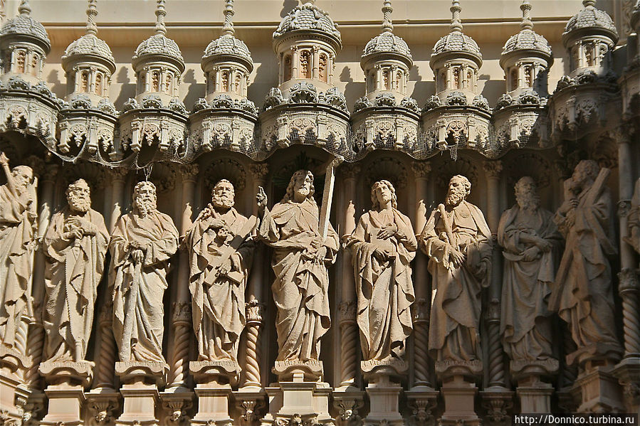 Иисус в центре и по 6 апостолов с каждой стороны Монастырь Монтсеррат, Испания