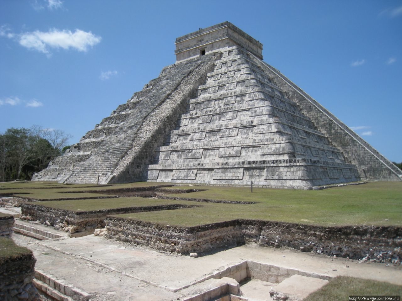 пирамида Эль-Кастильо (храм Кукулькана) Чичен-Ица город майя, Мексика