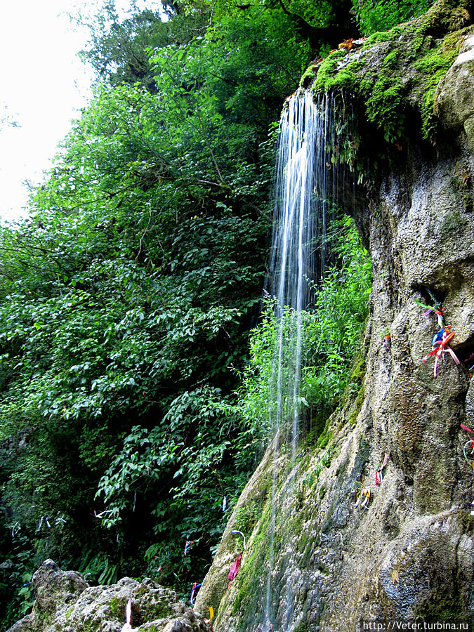 Неподалеку находится не менее удивительный водопад Девичьи слезы. Это сотни маленьких хрустальных ручейков, стекающих вниз прямо из каменной скалы. Стекающие струйки образованы талыми водами, которые фильтруются сквозь толщу известковых скал и становятся чистыми, как слезы.