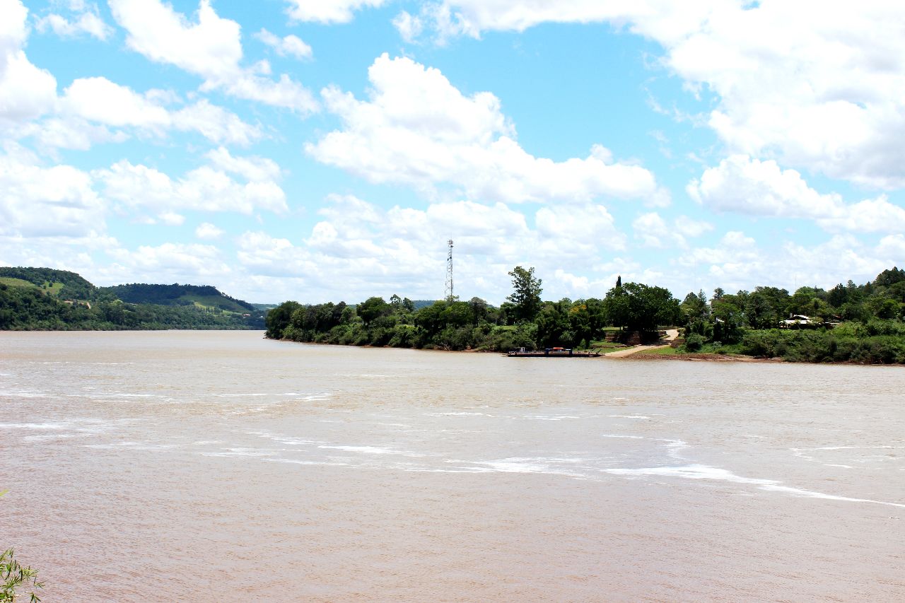 Погранпереход в Аргентину на пароме через реку Уругвай Порту-Мауа, Бразилия