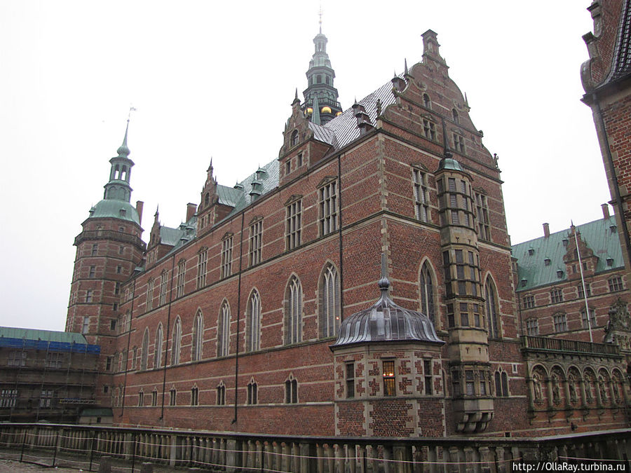 Мы зашли на территорию замка с бокового входа. И попали на вымощенные булыжниками призамковые улочки. Центральное место в ансамбле занимает, безусловно, сам дворец, окружённый вторым рвом с водой.