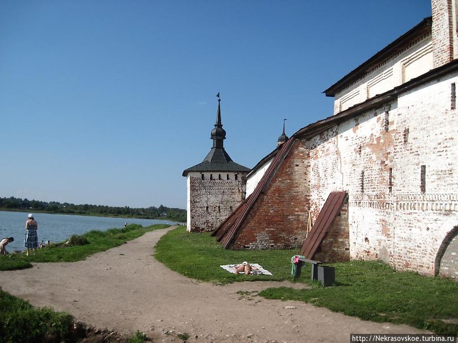 Осмотрели Кирилло-Белозерский монастырь со стороны Водных ворот. Вид на Хлебенную башню. Кириллов, Россия