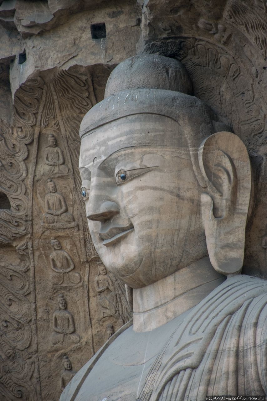 Статуя Будды Шакьямуни в позе медитации высотой 13,7 метров, пещерный комплекс Юньган, Датун, Шаньси, Китай.