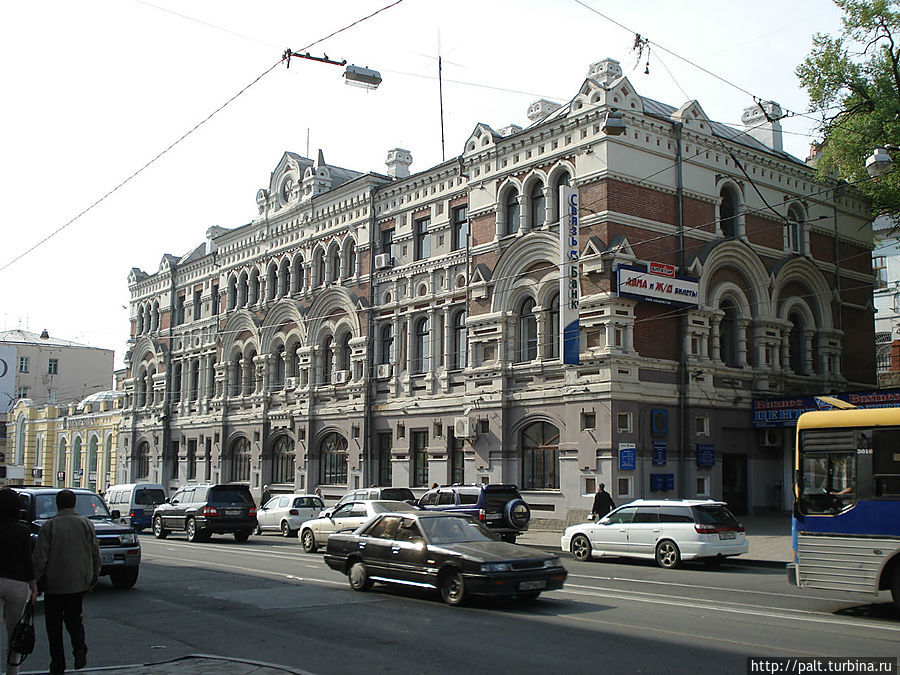 Одно из красивейших зданий центральной части города, уникальное сооружение в лучших традициях русских зодчих. Ну, что за прелесть. Правда сейчас его не совсем удачно покрасили. Но это ненадолго — в нашем климате краска со зданий сползает быстро. Остается надеяться, что следующая покраска будет удачнее. Но красоту, как говорится, ничем не испортишь Хотя, если постараться... Но не будем о грустном. Владивосток, Россия