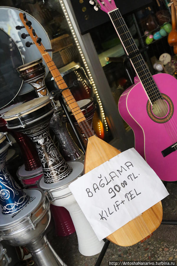 Дешевая баглама, попсовая, как, впрочем, и розовая гитара. Стамбул, Турция