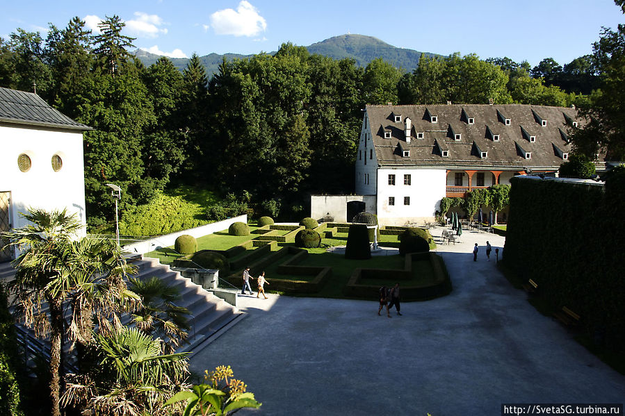 Замок Амбраз — вид снаружи и прогулка по парку Инсбрук, Австрия