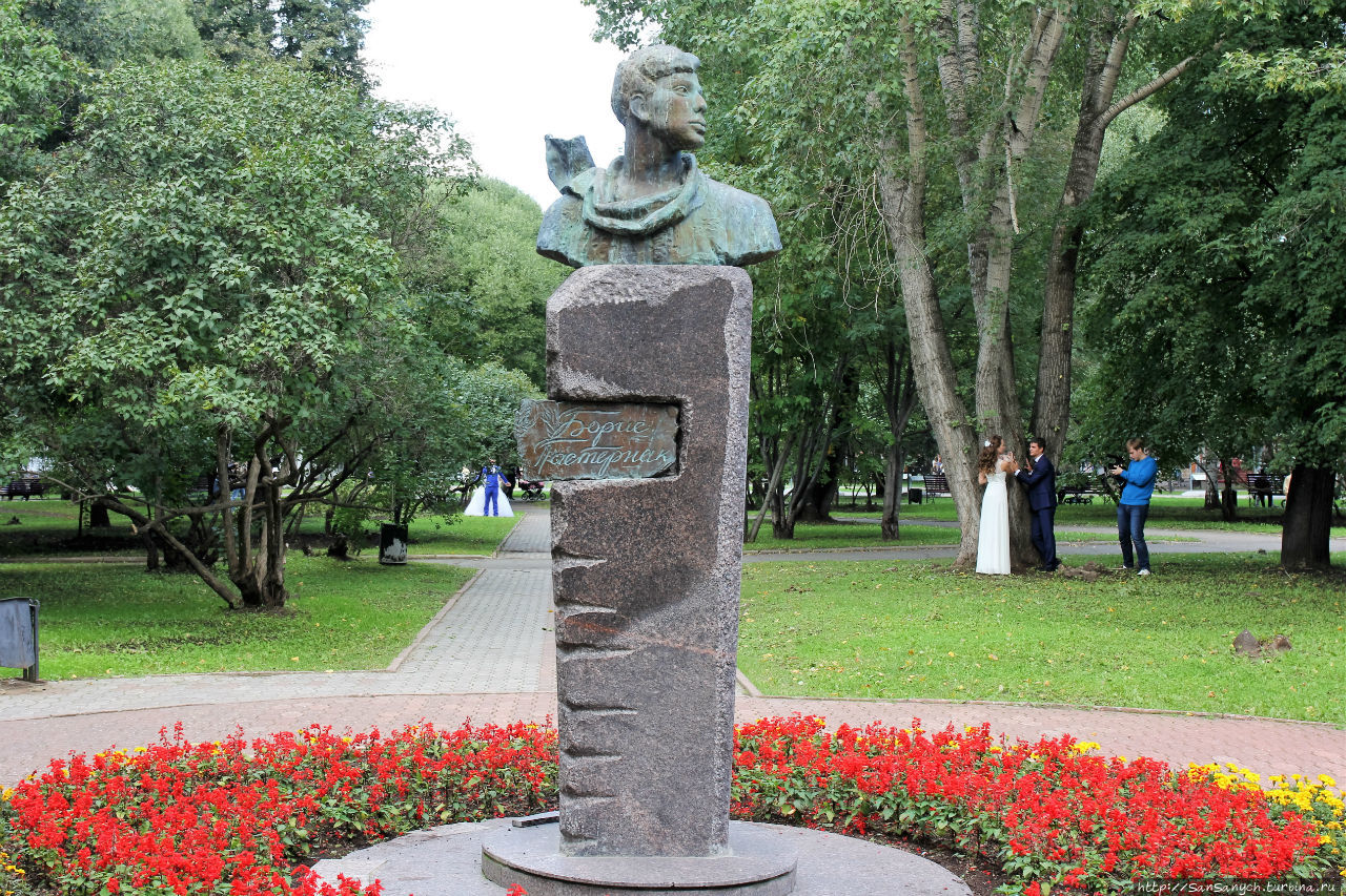 Памятник Пастернаку.