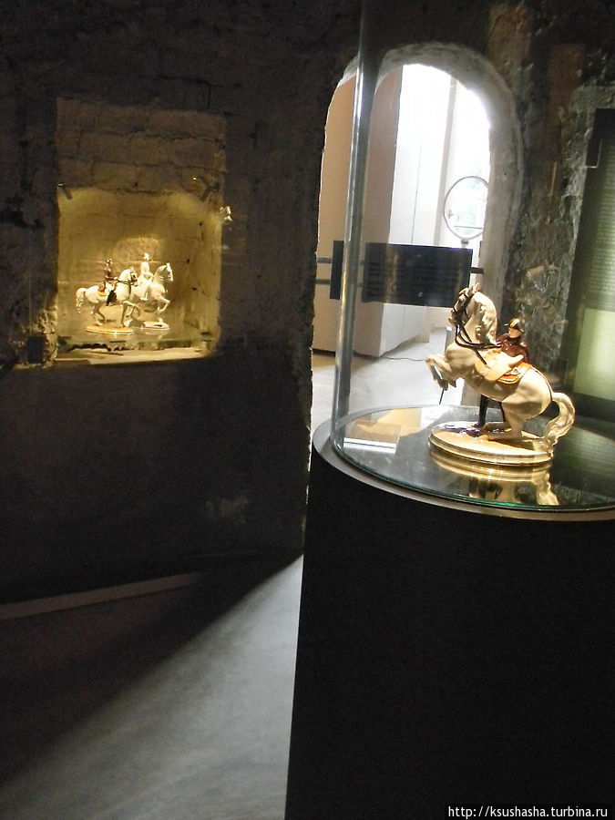 Особо ценные экспонаты находятся в стеклянных футлярах и помещены в отдельные затемнённые павильоны Вена, Австрия