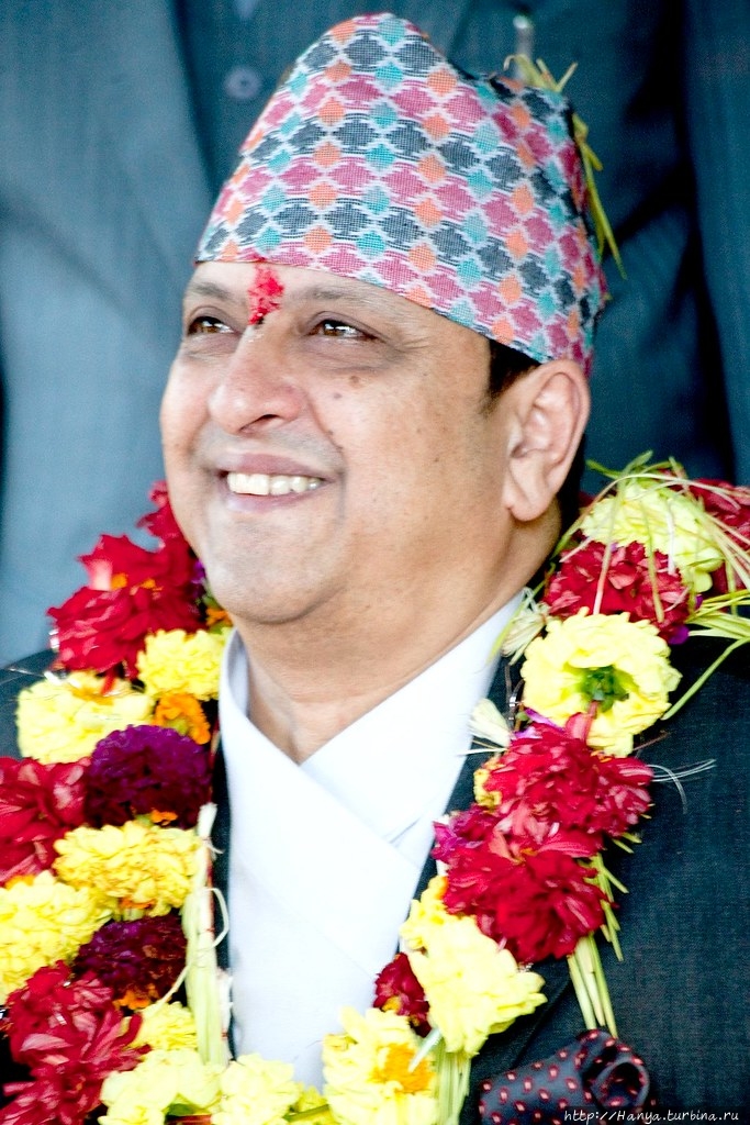 Экс-король Gyanendra, получивший тику. Из интернета