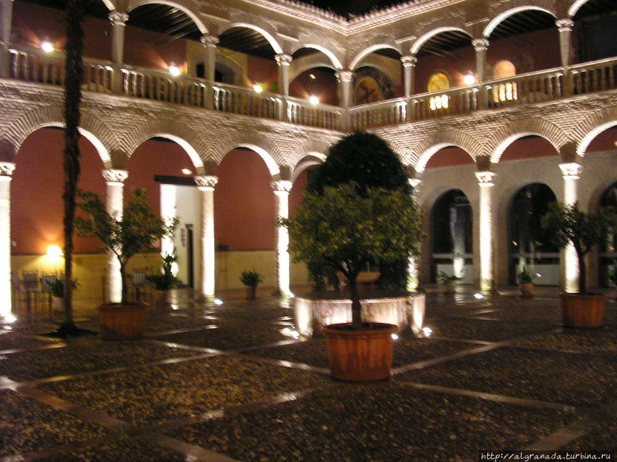 клуатр бывшего монастыря, сегодня отель Гранада, Испания