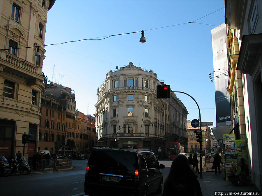 Перекресток улиц Ttitone , Macelli Рим, Италия