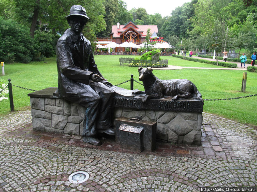 Памятник Епифанию Дровняку в парке города. Кстати во Львове также есть ему памятник.