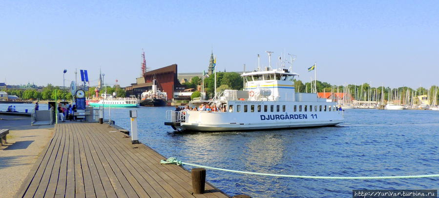 Кораблик-трамвай. На заднем плане видны конструкции музея Vasa на соседнем острове Юргорден. Стокгольм, Швеция