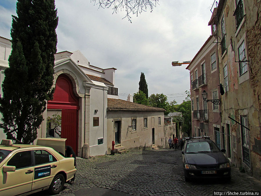 вот за теми красными воротами такой чудный дворик с капроном и уличным туалетом...