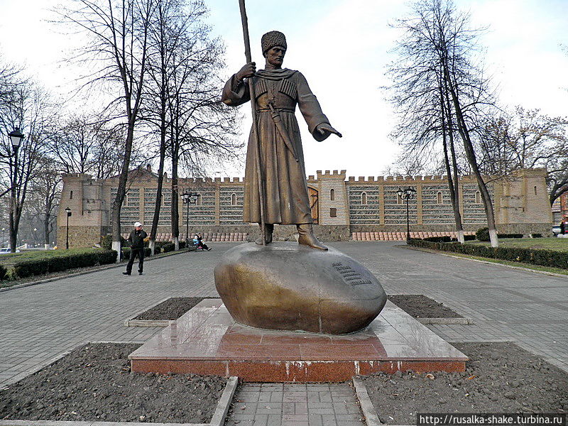 Бугулов памятник владикавказ. Памятник Дзаугу Бугулову Владикавказ. Дзауг Бугулов основатель Владикавказа. Памятник на Штыба во Владикавказе. Площадь Штыба Владикавказ.