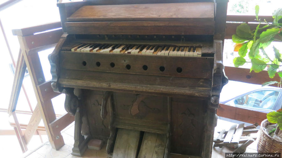 Древнее пианино (?) на террасе