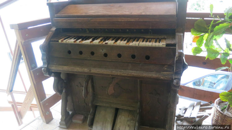Древнее пианино (?) на те