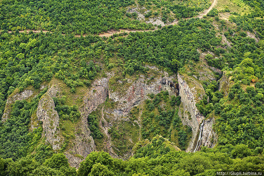 В километре от Татеви Мец Анапат, вверх по течению реки, природа перекинула через Воротан знаменитый Сатани камурдж (Чертов мост), который виден из кабины канатной дороги. Тысячелетиями вода и ветер создавали это чудо природы, шлифуя и прорезая застывшую лаву. Ширина этого природного моста, по которому проходит автомобильная дорога к Татевскому монастырю, составляет 60 метров, длина — 30 метров. Неподалеку от моста можно окунуться в теплые целебные источники, окруженные сталактитами причудливых оттенков. Особо смелые могут спуститься к реке, чтобы заглянуть в причудливые гроты под источниками.
