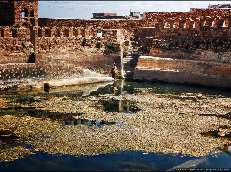 У южных ворот расположен резервуар для дождевой воды, которую местные жители используют в хозяйстве Суля, Йемен