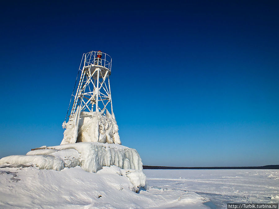 маяк на Владимирском мысу Остров Коневец, Россия