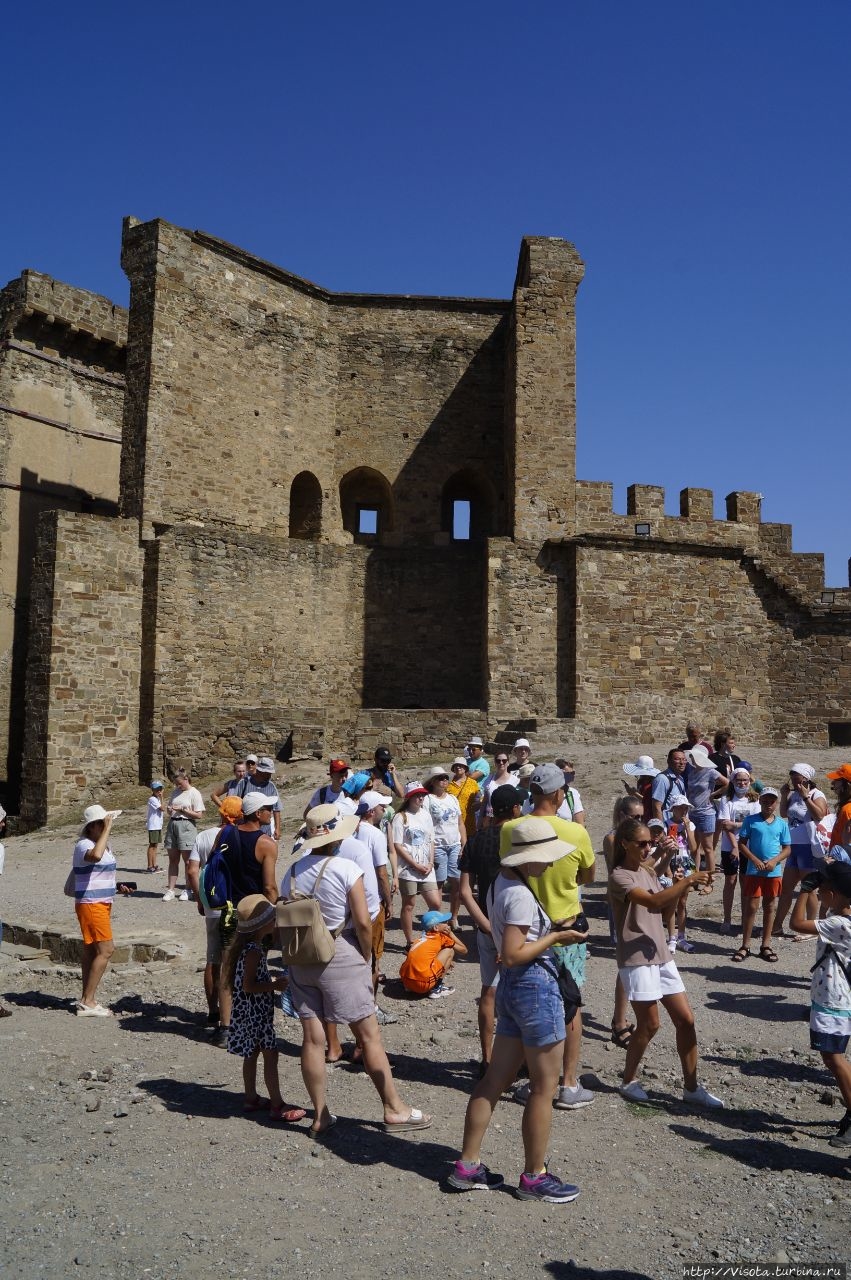 Внутри Генуэзской крепости, перед началом экскурсии Феодосия, Россия