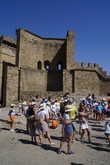 Внутри Генуэзской крепости, перед началом экскурсии