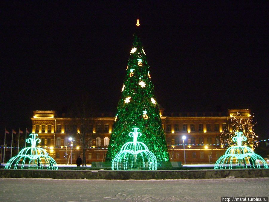 Зимой фонтан на площади имени П.Ф.Дерунова станет ярким приложением к главной новогодней ёлке города Рыбинск, Россия