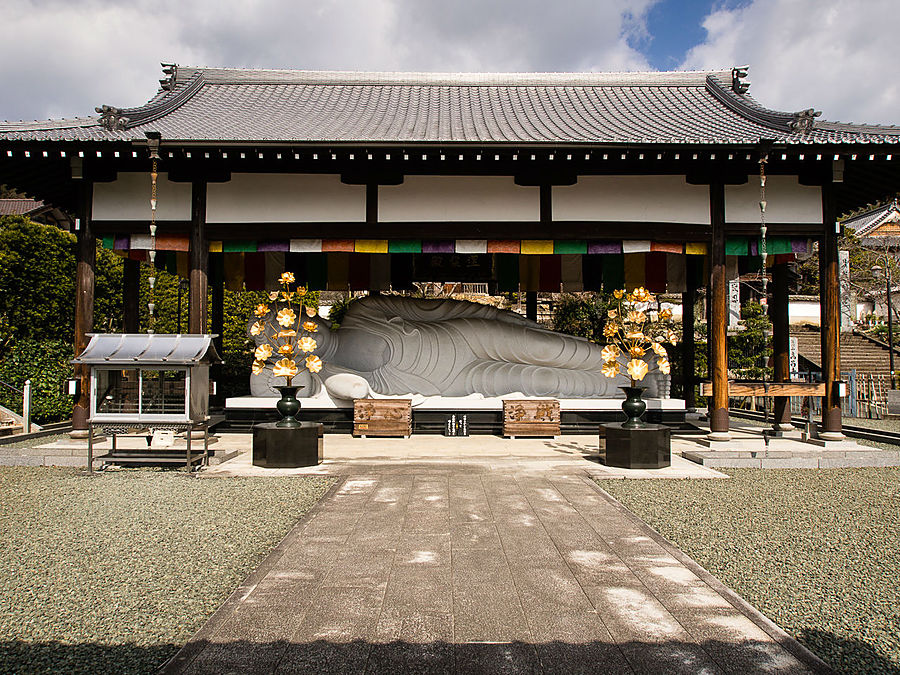 Пристройка с лежачим буддой — явно недавнее для храма приобретение. Уж не знаю почему, но лежащие будды в Японии совершенно не распространены (все, что я видел, были подарены какими-нибудь тайскими собратьями по вере). Утико, Япония