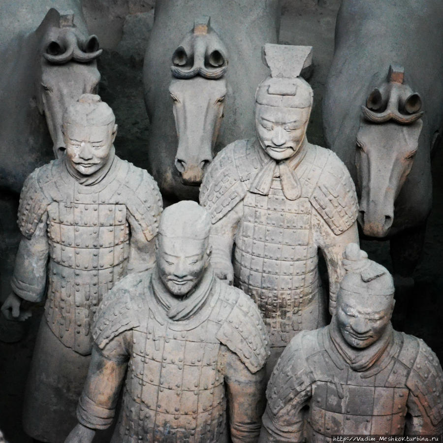 Терракотовые статуи были захоронены вместе с первым императором династии Цинь — Цинь Шихуанди (объединил Китай и соединил все звенья Великой стены) в 210—209 гг. до н. э. Сиань, Китай