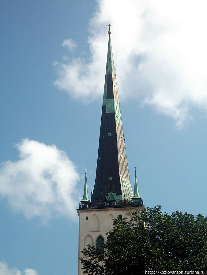 Завершить осмотр собора лучше всего на его крыше у основания шпиля. Таллин, Эстония