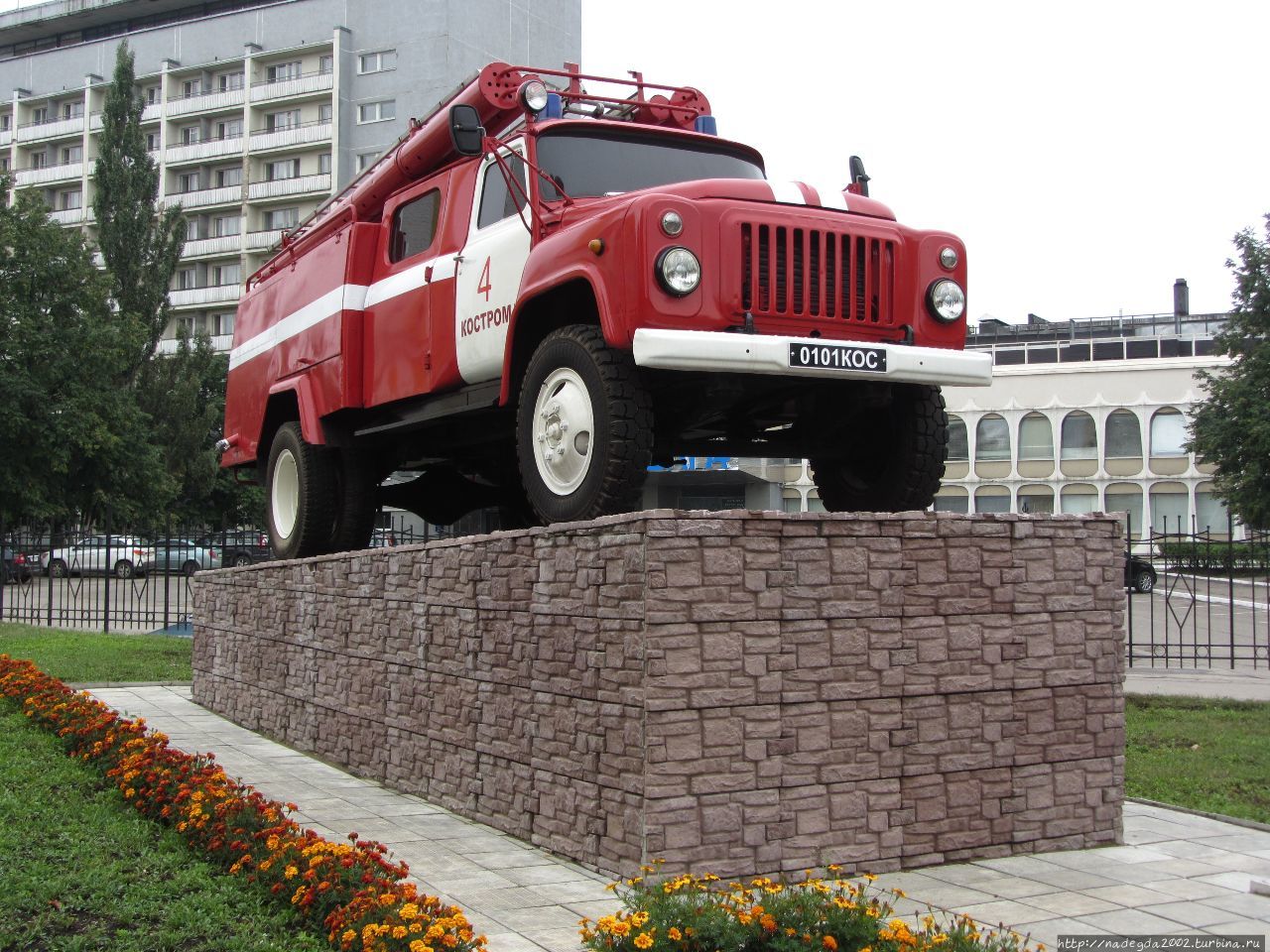 Памятник пожарному автомобилю. Памятник автомобилю. Памятник пожарной машине. Постамент пожарная машина. Постамент для автомобиля.