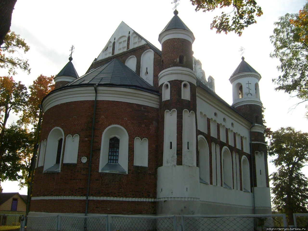 построена в XVI веке и является храмом оборонного типа Беларусь