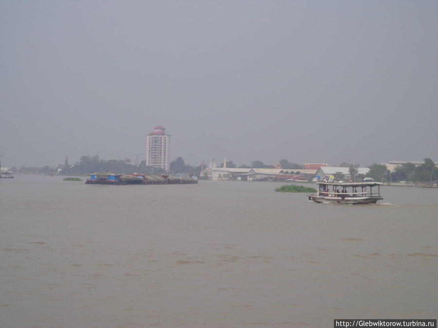 Прогулка у моста Рамы 4-го Пак-Крет, Таиланд