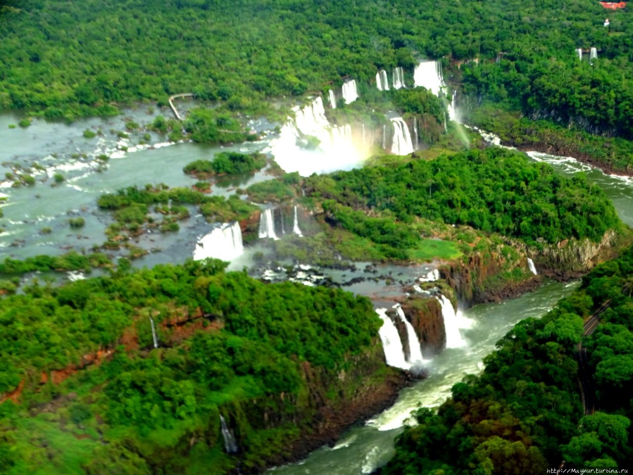Пролетая над водопадом Игуасу Игуасу национальный парк (Бразилия), Бразилия