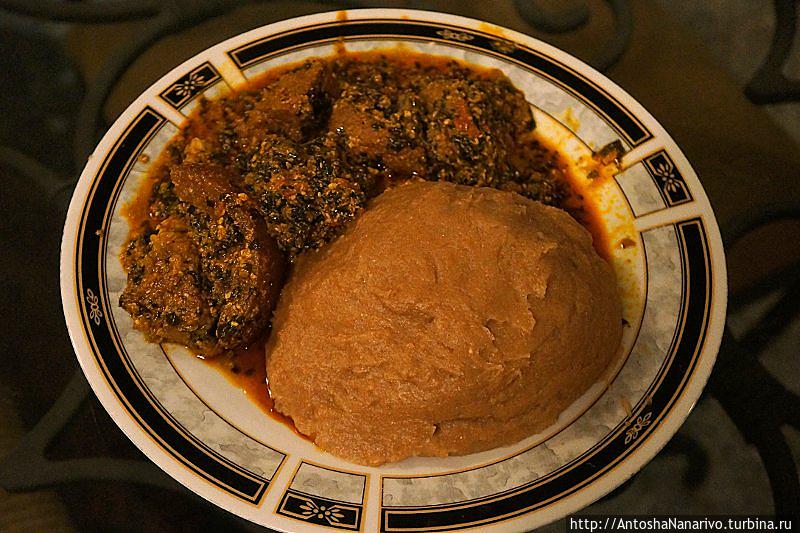 Эгуси суп и мамалыга из пшеницы. Она внешне очень похожа на амалу, которой фото у меня нет. Лагос, Нигерия