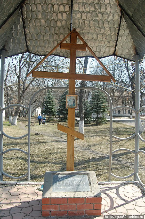 Поклонный крест на месте собора Петра и Павла