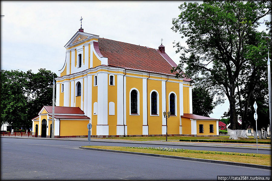 Крестовоздвиженский фарный костёл — построен в 1856г, отреставрирован в 2001 году.
Здесь хранится одна из христианских святынь Беларуси — икона Божьей Матери в окладе 17 века. Лида, Беларусь