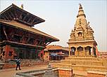 Отличается особым изяществом шедевр архитектурного искусства — светлый каменный храм Ватсала Дурга с деревянной резьбой, построенный в 1672 году