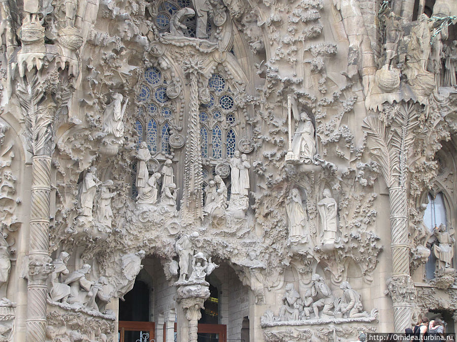 Детали  Храма Святого Семейства в Барселоне Барселона, Испания