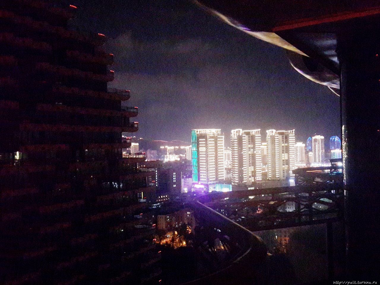 Вид с террасы дома-дерева. Видно световое шоу на высотках острова Феникс.Кстати, картины как бы перетекают с Феникса на дома-деревья Санья, Китай Вид с террасы дома-дерева. Видно световое шоу на высотках острова Феникс.Кстати, картины как бы перетекают с Феникса на дома-деревья Санья, Китай