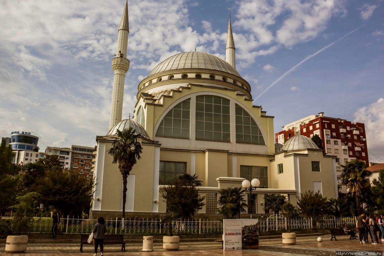 Шкодер я назвал Город трёх религий. Тут мечети соседствуют с католическими и православными храмами. Албания