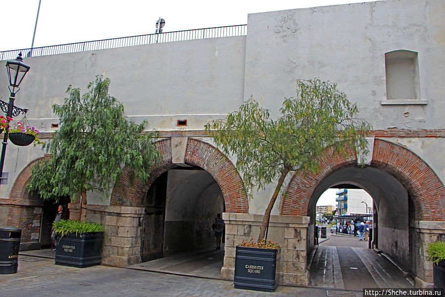 Пройдя в эти арки мы выходим на Маркет Плэйс Гибралтар город, Гибралтар