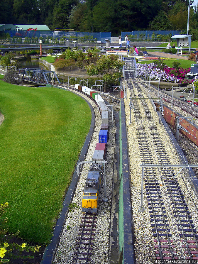 Поезда бегут по железной дороге Схевенинген, Нидерланды