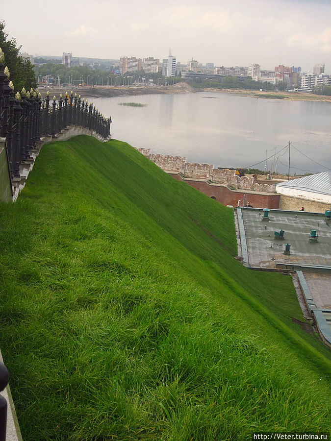 Идеальный газон. Интересно, летом здесь люди загорают?