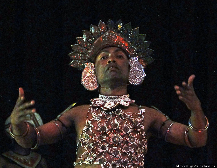 Танец «Вес» исполняется в традиционных кандийских костюмах с 64 орнаментами.  А своим названием он обязан массивному головному убору танцора, похожему на корону… Канди, Шри-Ланка