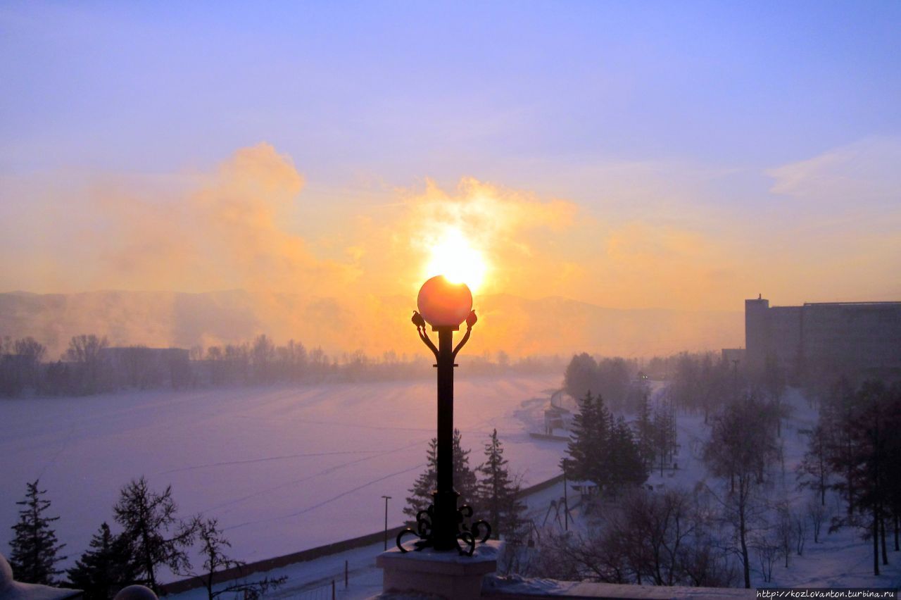Закат над Енисеем с видовой площадки на ул. Дубровинского. Красноярск, Россия