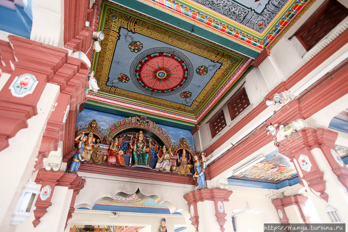 Храм Шри Мариамман Тэмпл. Декор потолка. Фото из интернета