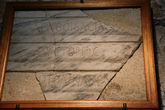 Надпись на мраморной табличке: Благословенный император Юстиниан реставрировал и украсил город., 542 год н.э.