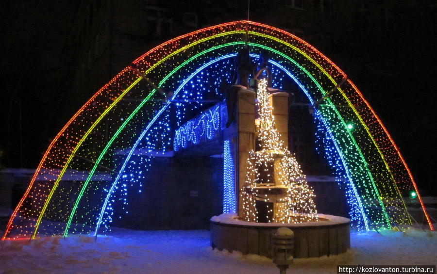 Новогодняя радуга по вечерам сияет над фонтаном Валентин и Валентина. Красноярск, Россия