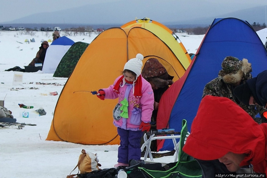 Юная рыбачка. Южно-Сахалинск, Россия